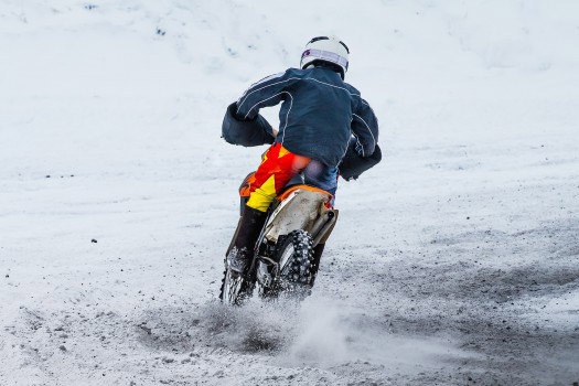 Consigue los mejores cubrepiernas moto y manoplas para moto para este  invierno - Motos Calleja