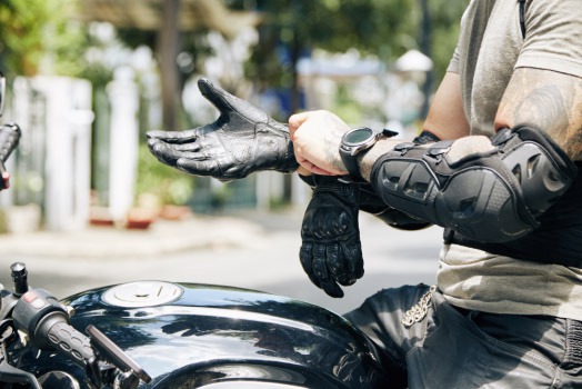 Últimas actualizaciones DGT ¿Es obligatorios llevar guantes para moto?  